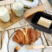 Lade das Bild in den Galerie-Viewer, Butterdose Keramik mit Holzdeckel , 250g Butter Aufbewahrung , Butterbox Porzellan vintage (Schwarz)
